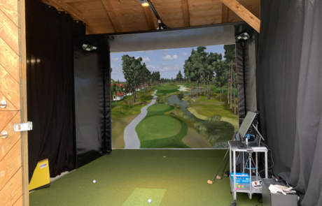 Golfsimulator in Scheune