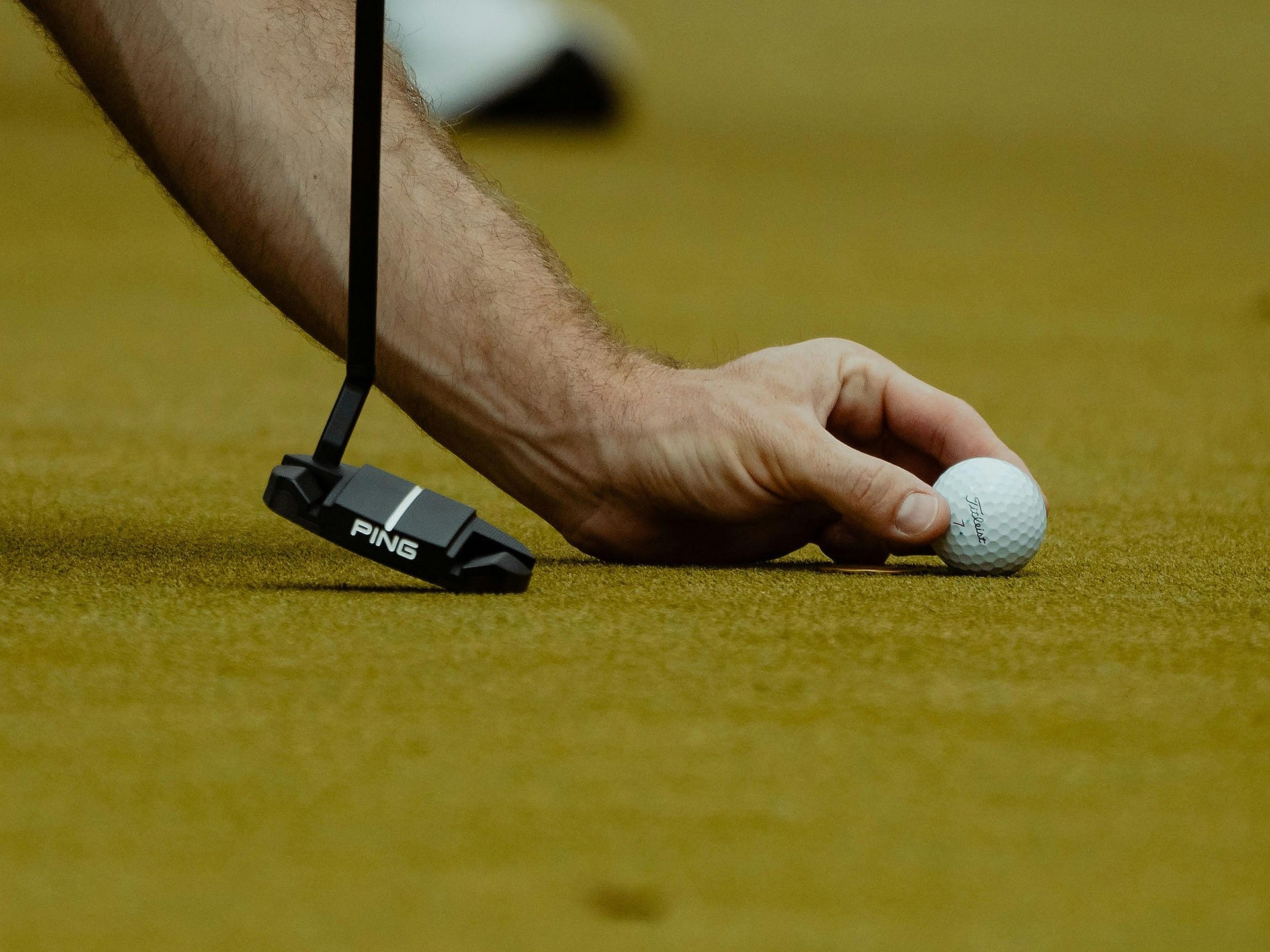 Putten auf dem Golfsimulator